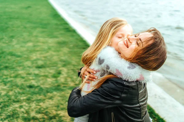 Madre Con Pequeña Hija Divirtiéndose Aire Libre — Foto de Stock