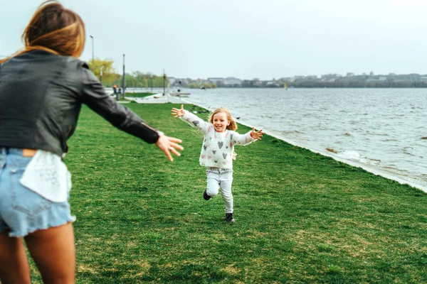 Moeder Met Haar Dochtertje Plezier Buiten — Stockfoto