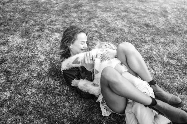 Photo Monochrome Mère Avec Petite Fille Amusant Plein Air — Photo