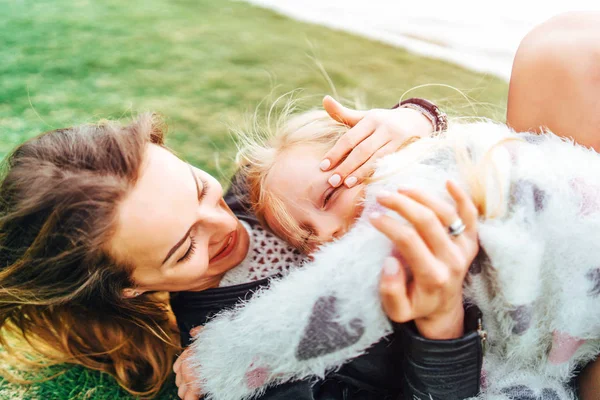 Moeder Met Haar Dochtertje Plezier Buiten — Stockfoto