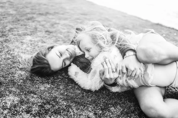 Foto Monocromática Mãe Com Sua Filha Divertindo Livre — Fotografia de Stock