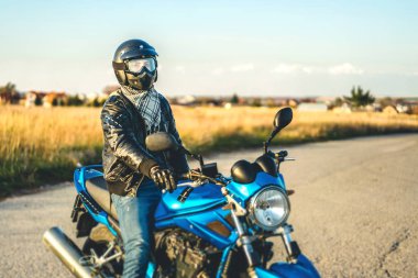 Yolda spor motosiklet kask içinde Biker 