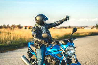 Yolda spor motosiklet kask içinde Biker 