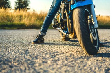 Motorcu spor motosiklet asfalt yolda