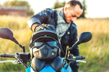 Yolda spor motosiklet kazasında kask ile motorcu