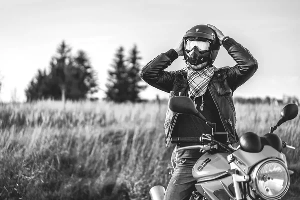 Monochromes Foto Von Biker Auf Sportmotorrad Auf Straße — Stockfoto