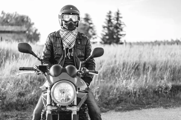 Монохромне Фото Байкера Спортивному Мотоциклі Дорозі — стокове фото