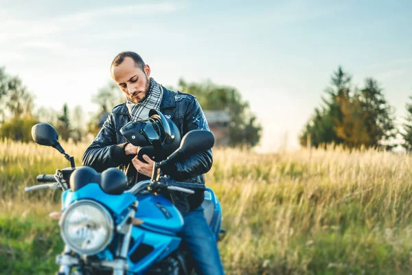 Motorkář Ochrannou Přilbu Sportovní Motocykl Silnici — Stock fotografie