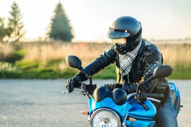Yolda spor motosiklet kask içinde Biker 