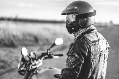 Motorcu spor motosiklet yolda tek renkli fotoğraf