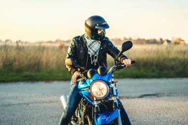 Yolda spor motosiklet kask içinde Biker 