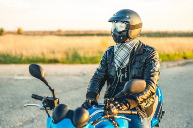 Yolda spor motosiklet kask içinde Biker 