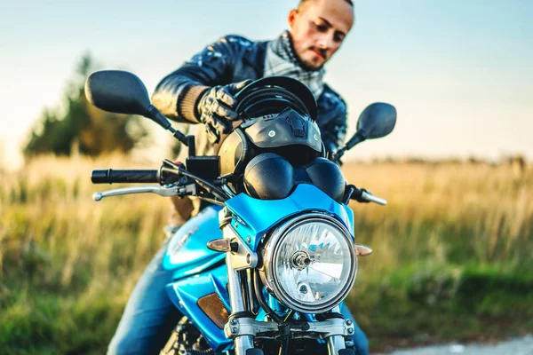 Motorkář Ochrannou Přilbu Sportovní Motocykl Silnici — Stock fotografie