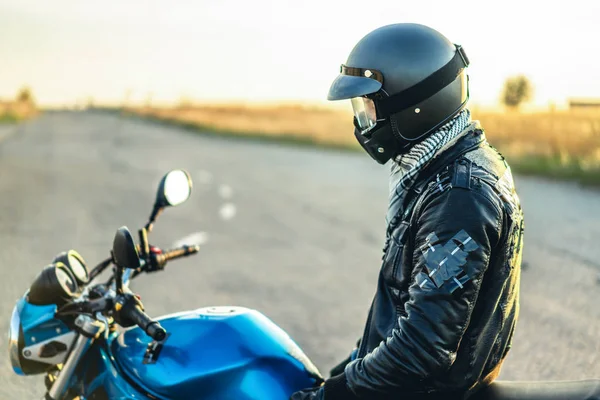 Байкер Шлеме Спортивном Мотоцикле Дороге — стоковое фото