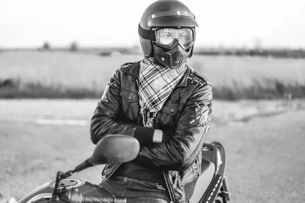 オンロード スポーツ バイクのバイカーのモノクロ写真 — ストック写真