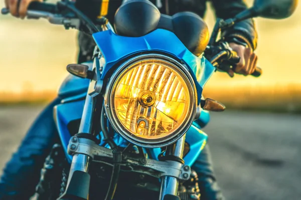 屋外スポーツのオートバイのバイカーのクローズ アップ — ストック写真
