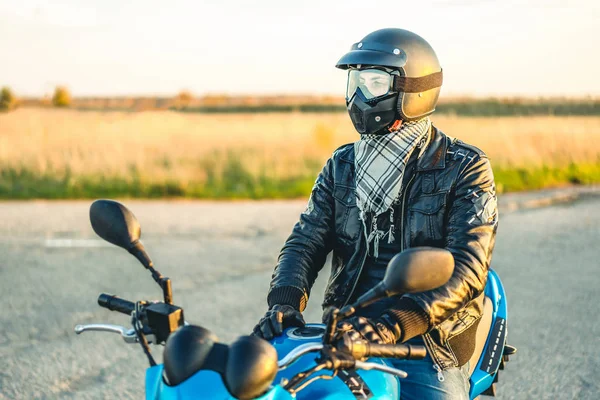 Yolda Spor Motosiklet Kask Içinde Biker — Stok fotoğraf