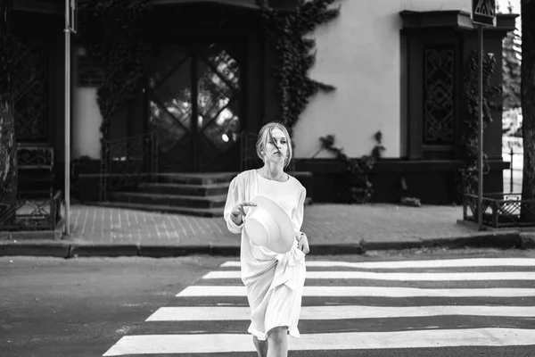 Vista Frontale Della Donna Abito Bianco Vintage Che Cammina Strada — Foto Stock