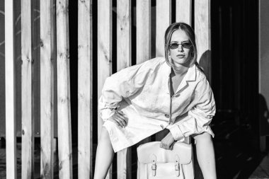 Tek renkli şık kadın ahşap çit açık poz görünümünü.