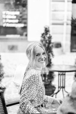 Sokak kafede oturan mutlu güzel kız