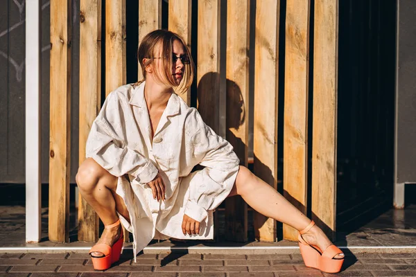 Mujer Moda Posando Aire Libre Cerca Valla Madera — Foto de Stock