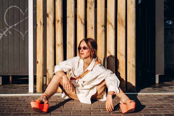 Donna Alla Moda Seduta Sulla Strada Vicino Alla Recinzione Legno — Foto Stock