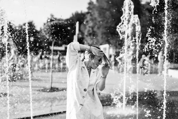 Vista Monocromatica Bella Donna Alla Moda Posa Alla Fontana — Foto Stock