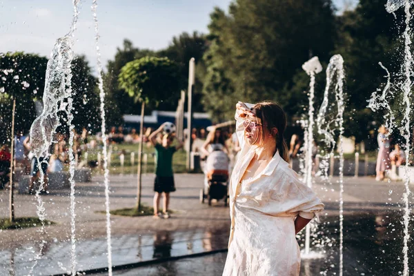 噴水でポーズかなりファッショナブルな女の子 — ストック写真