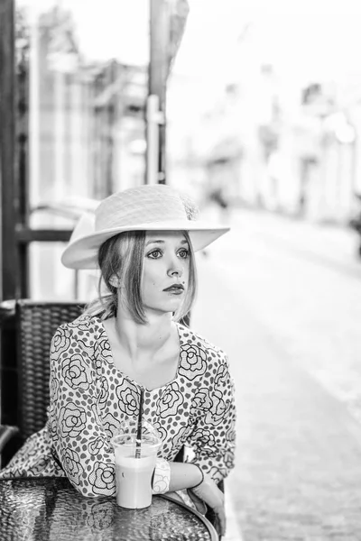 Femme Avec Chapeau Assis Dans Café Rue Avec Boisson Froide — Photo