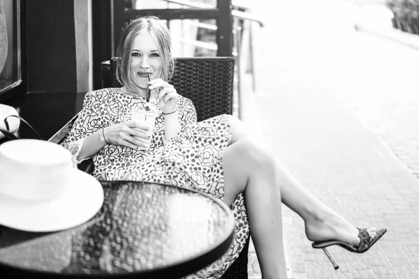 차가운 음료와 카페에 여자의 — 스톡 사진