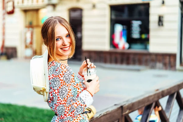 Mulher Bonita Desfrutando Bebida Fria Rua — Fotografia de Stock