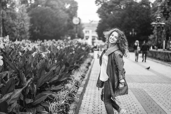 Photo Monochrome Jeune Fille Avec Les Cheveux Bouclés Profiter Boire — Photo