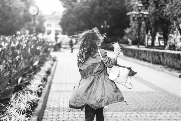 街を歩く少女のモノクロ写真 — ストック写真