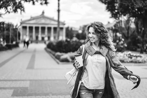 Černobílé Foto Mladá Dívka Kudrnatými Vlasy Vychutnat Drink Venkovní — Stock fotografie