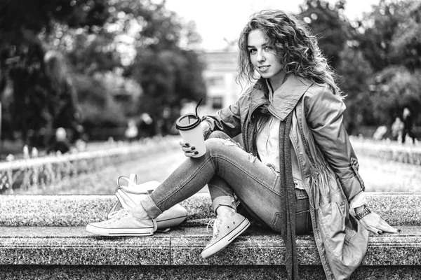 Photo Monochrome Jeune Fille Avec Les Cheveux Bouclés Profiter Boire — Photo