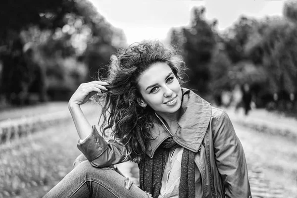 Monochrome Photo Girl Curly Hair Posing Outdoor — Stock Photo, Image