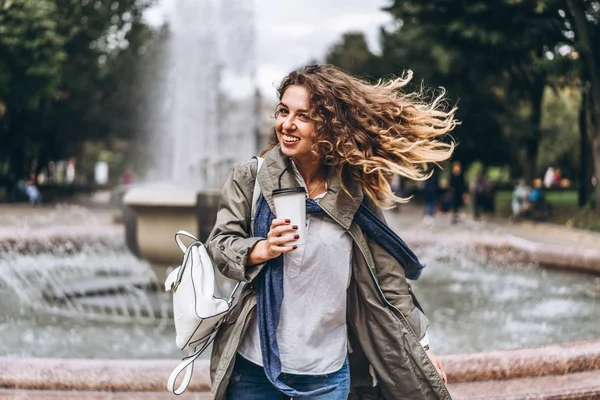 Chica Joven Con Pelo Rizado Disfrutando Beber Aire Libre — Foto de Stock