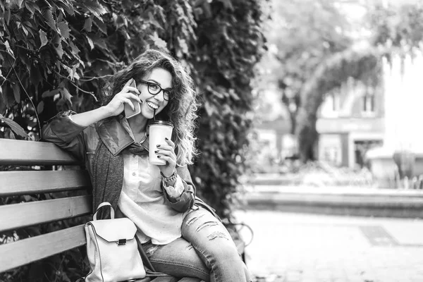 Jolie Fille Avec Des Cheveux Bouclés Boire Café Utilisant Smartphone — Photo