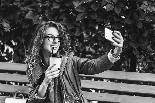 Menina Bonita Com Cabelo Encaracolado Beber Café Fazer Selfie Smartphone — Fotografia de Stock
