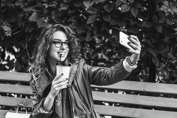 Jolie Fille Avec Les Cheveux Bouclés Boire Café Faire Selfie — Photo