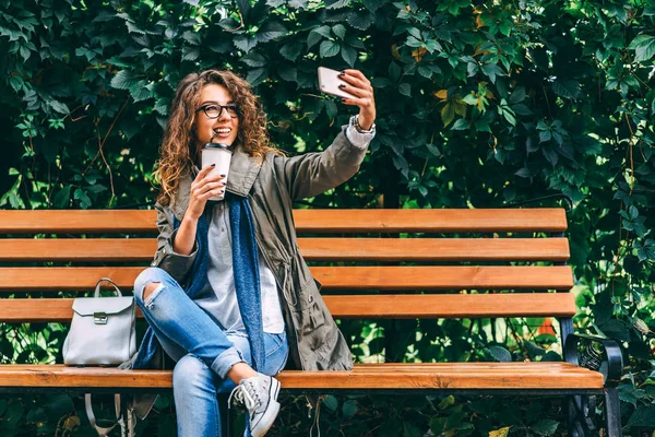 Chica Bonita Con Pelo Rizado Beber Café Hacer Selfie Teléfono — Foto de Stock