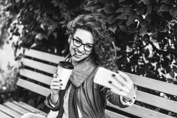 Chica Bonita Con Pelo Rizado Beber Café Hacer Selfie Teléfono — Foto de Stock