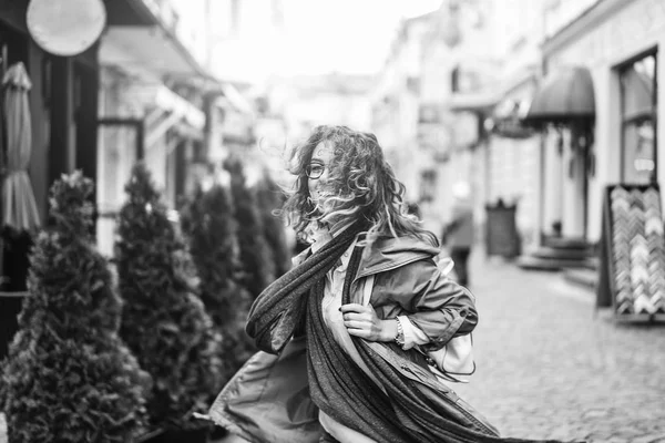 Photo Monochrome Jeune Fille Marchant Dans Rue — Photo