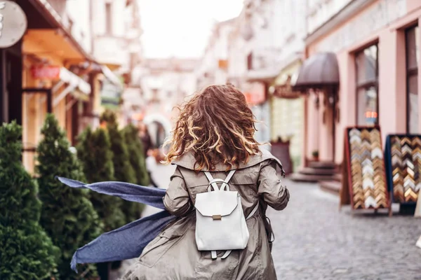 Giovane Ragazza Con Capelli Ricci Che Cammina Sulla Strada — Foto Stock