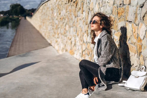 Giovane Ragazza Con Capelli Ricci Posa All Aperto — Foto Stock