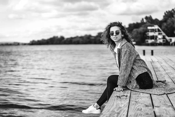 Menina Bonita Com Cabelo Encaracolado Relaxante Perto Lago — Fotografia de Stock