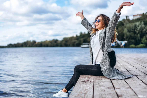 Hezká Dívka Kudrnatými Vlasy Relaxační Poblíž Jezera — Stock fotografie