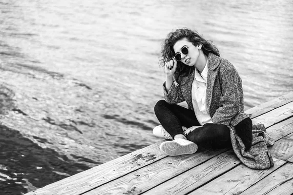 Menina Bonita Com Cabelo Encaracolado Relaxante Perto Lago — Fotografia de Stock