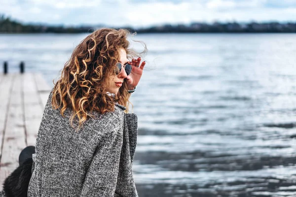 Jolie Fille Aux Cheveux Bouclés Relaxant Près Lac — Photo