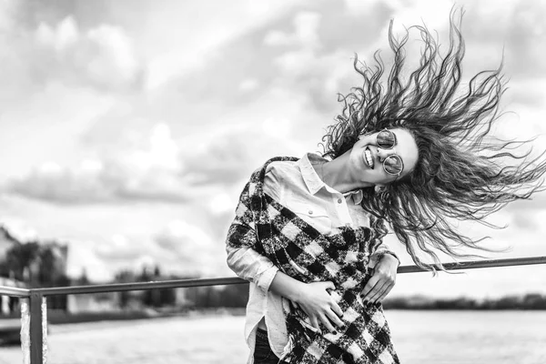 Lake Yakınındaki Kıvırcık Saçlı Güzel Kız — Stok fotoğraf